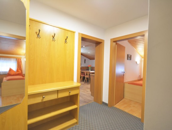 Großer Vorraum mit Garderobe im Appartement Oberfischer in Flachau